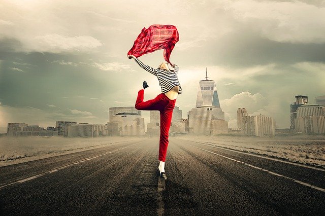 Femme dansant sur la route liberté