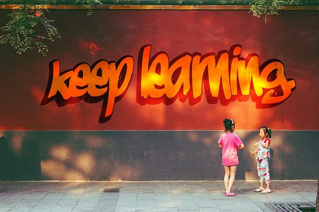 Keep learning en tag sur un mur