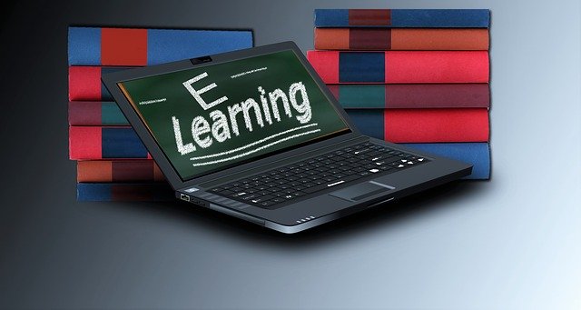 Ordinateur portable et livres pour du e-learning