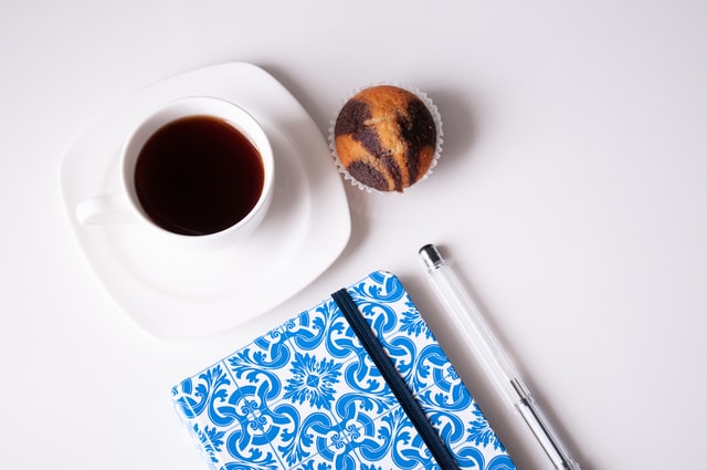 Agenda avec une tasse de cafe et stylo