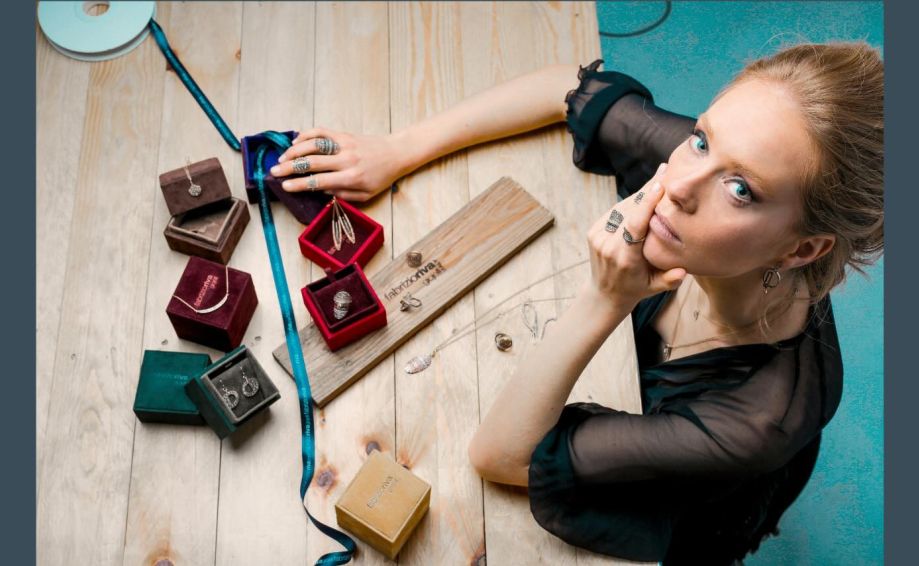 Une créatrice de bijoux illustrant la reconversion professionnelle réussie après un burn-out