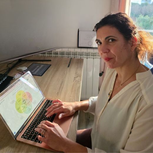 Priscille travaillant sur son ordinateur sur la méthode Ikigaï