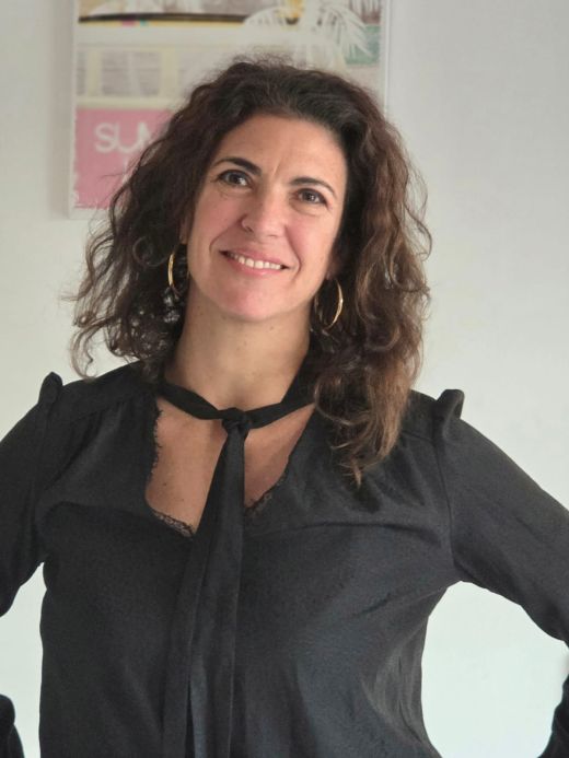  Portrait souriant de Priscille Ford, coach en reconversion professionnelle chez Transition Gagnante, à côté du formulaire de contact